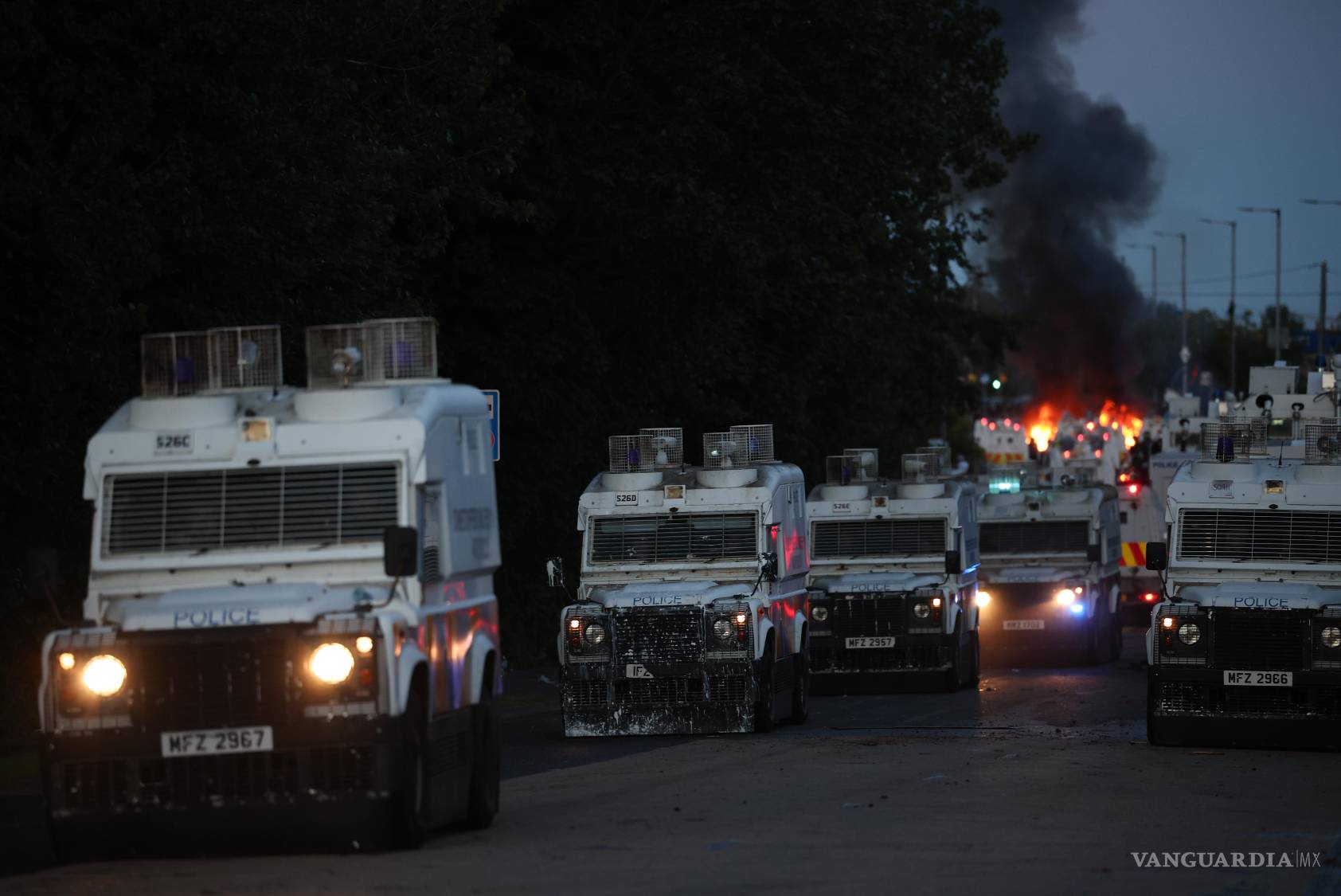 $!Furgonetas policiales patrullan las calles de Belfast tras una noche de violencia. Las autoridades intentan contener los disturbios que han estallado en la ciudad.