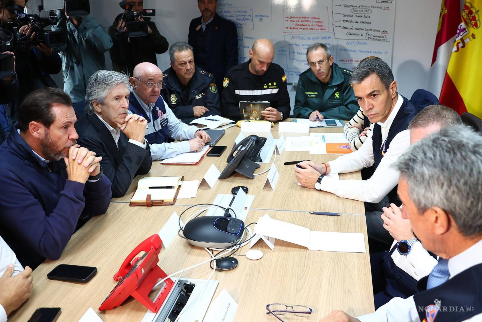 $!El presidente del Gobierno, Pedro Sánchez en una reunión para gestionar las labores de rescate tras la colisión entre los dos trenes en Toledo, España.