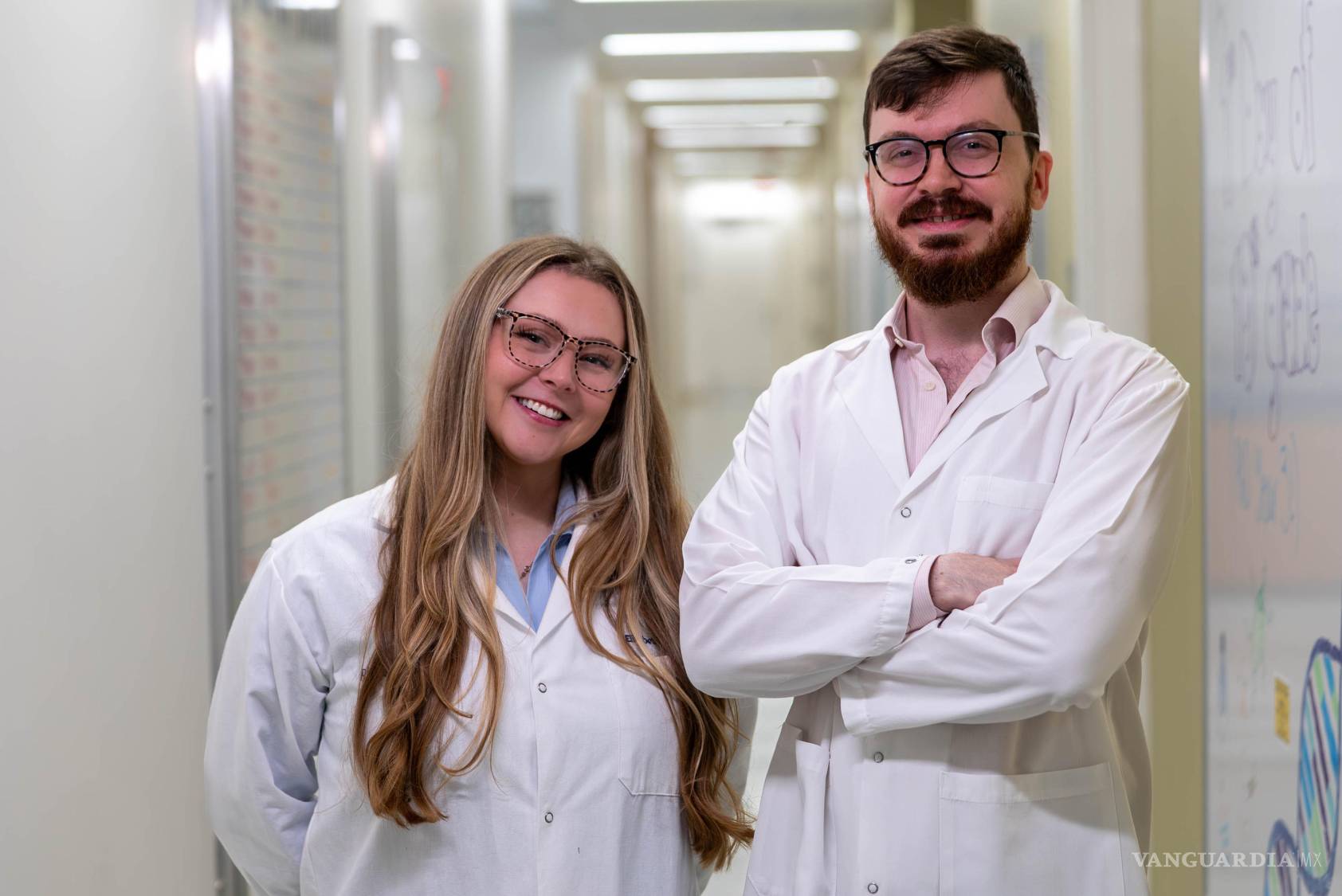 $!Los investigadores en biotecnología Elizabeth Kelley (izquierda) y Christian Schreib trabajaron en el desarrollo del ‘parche vivo’ para cicatrizar heridas.