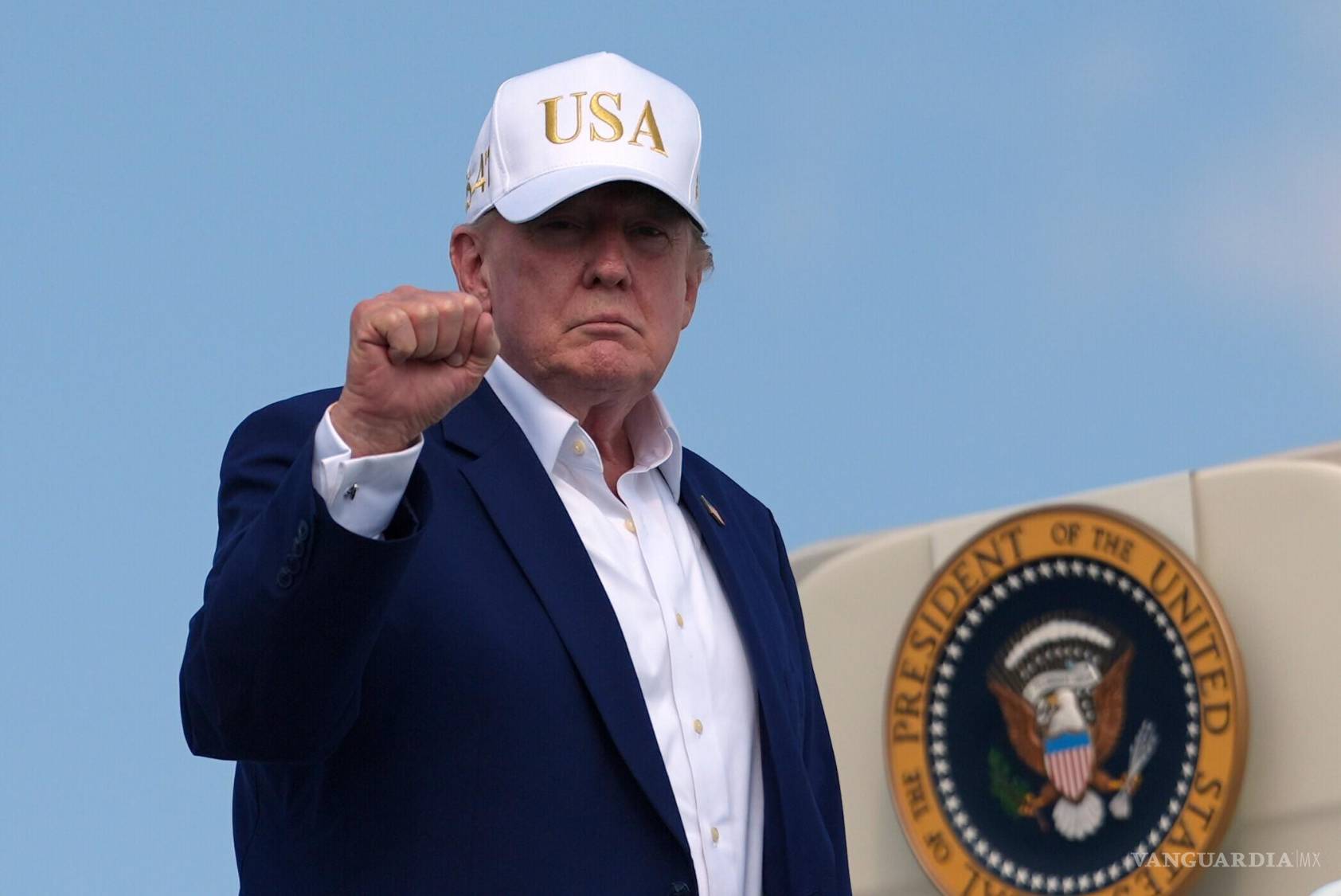 $!El presidente estadounidense Donald Trump aborda el avión presidencial, el domingo 9 de agosto de 2026, en Morristown, Nueva Jersey.