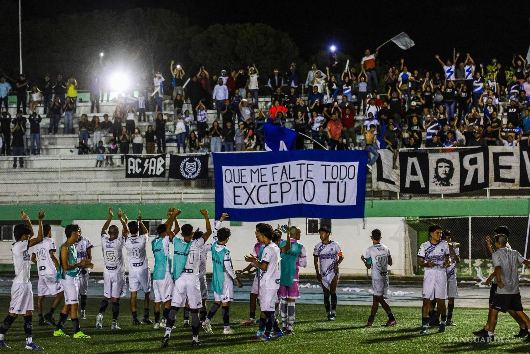 $!La Manada desató la euforia en la cancha y la tribuna, celebrando con garra y orgullo el triunfo en el clásico saltillense.