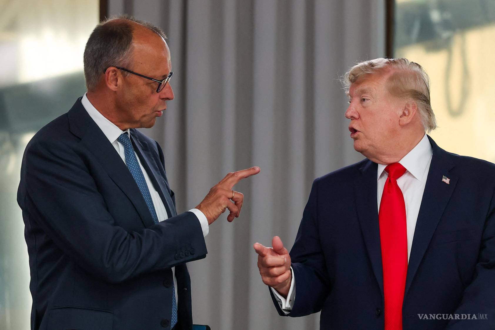 $!El presidente Donald Trump conversa con el canciller alemán Friedrich Merz durante un almuerzo de trabajo con líderes del G7 y de Oriente Medio en Evian-les-Bains, Francia.