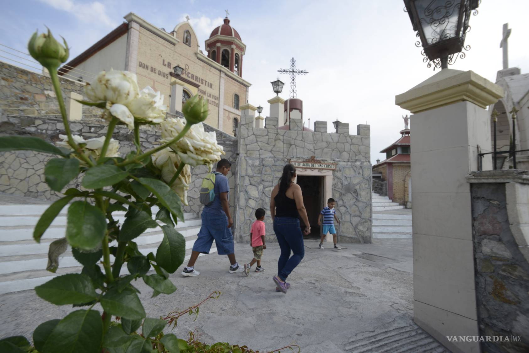 $!Adjudican milagros al agua que emana de venero en barrio de Saltillo