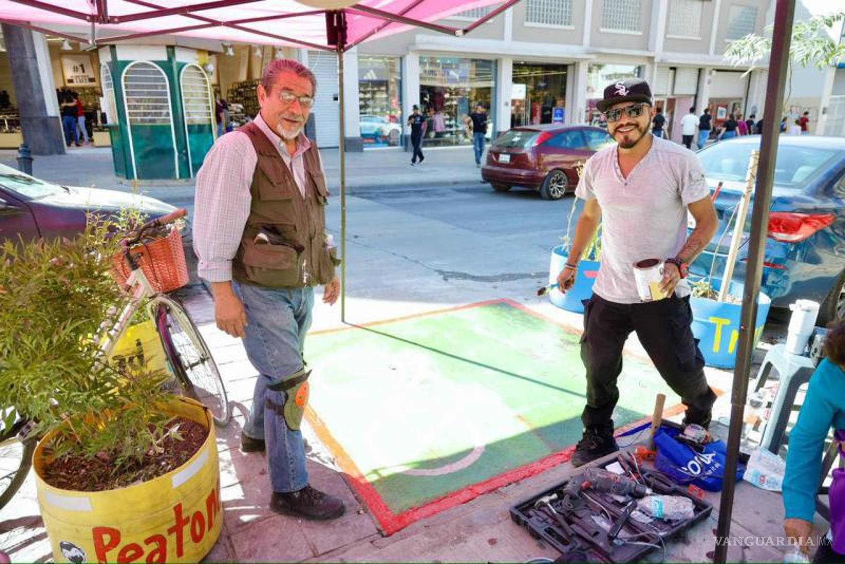 $!Marco Polo Hernández (izq.), explica que la intervención está permitida por la norma federal NOM-004 SEDATU 2023.