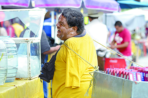 $!El hombre sin brazos que trabaja en los mercados de la ciudad