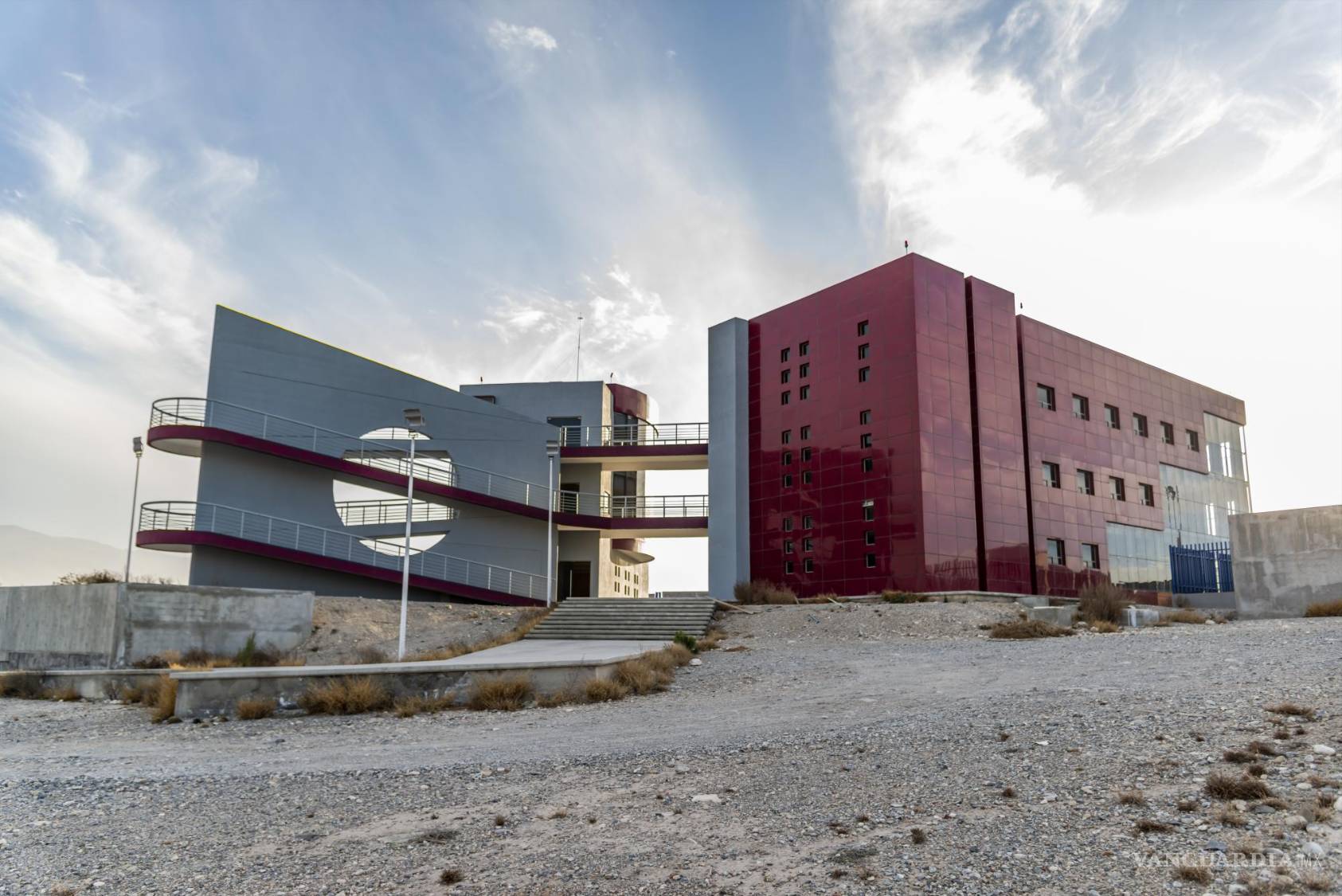 $!Así se ve la fachada del proyecto. Al menos la parte frontal del edificios da la impresión de estar “listos”, sin embargo por dentro no están terminados y se encuentran rodeados por terracería.