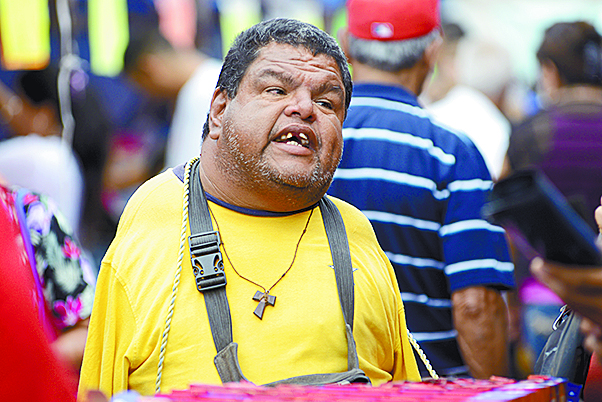 $!El hombre sin brazos que trabaja en los mercados de la ciudad