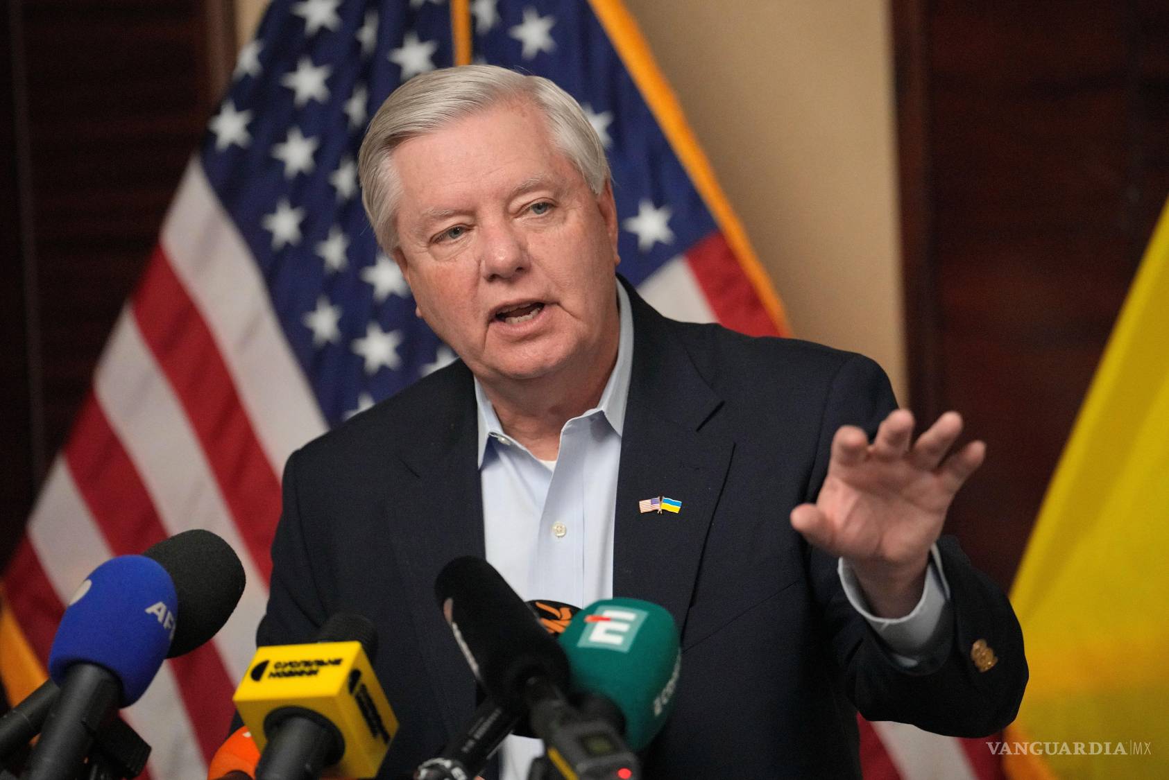 $!El senador estadounidense Lindsey Graham, republicano de Carolina del Sur, hace un gesto mientras habla con los medios en Kiev, Ucrania, el 18 de marzo de 2024.
