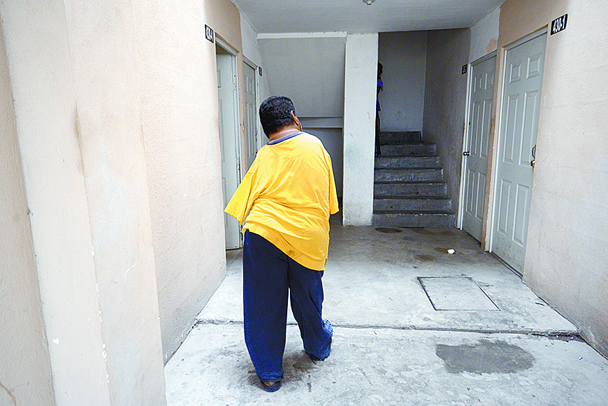 $!El hombre sin brazos que trabaja en los mercados de la ciudad