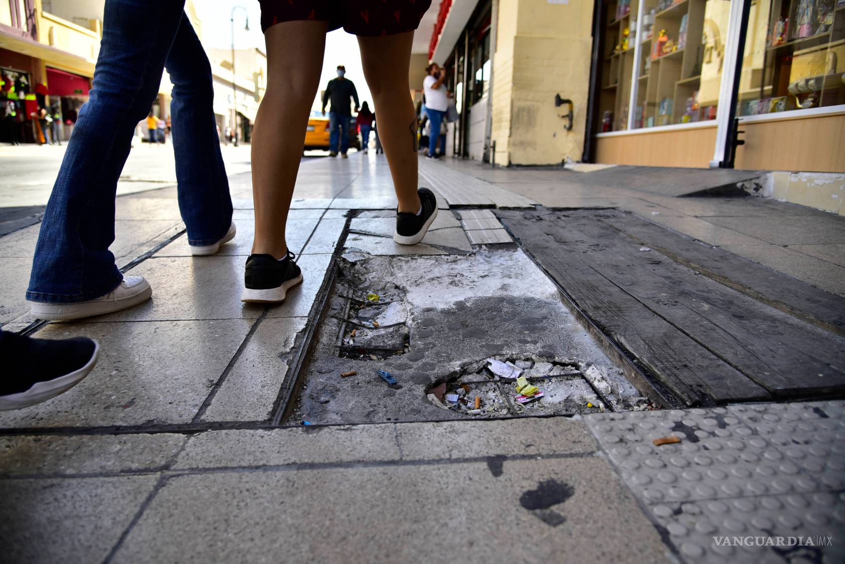 $!Puentes 'antipeatonales' no son la solución; falta regular licencias de conducir y límites de velocidad