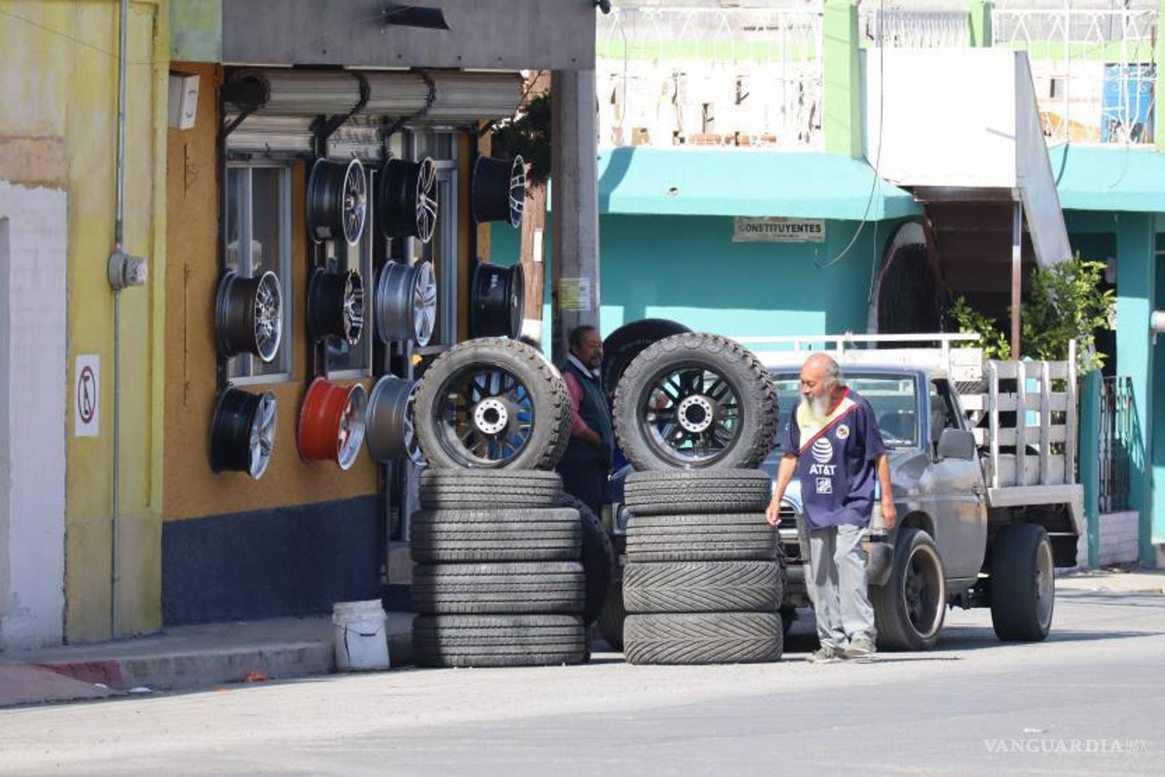 $!Los peatones deben caminar abajo de la banqueta debido a las obstrucciones.