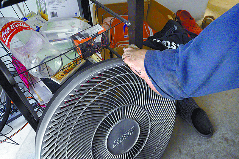 $!El hombre sin brazos que trabaja en los mercados de la ciudad