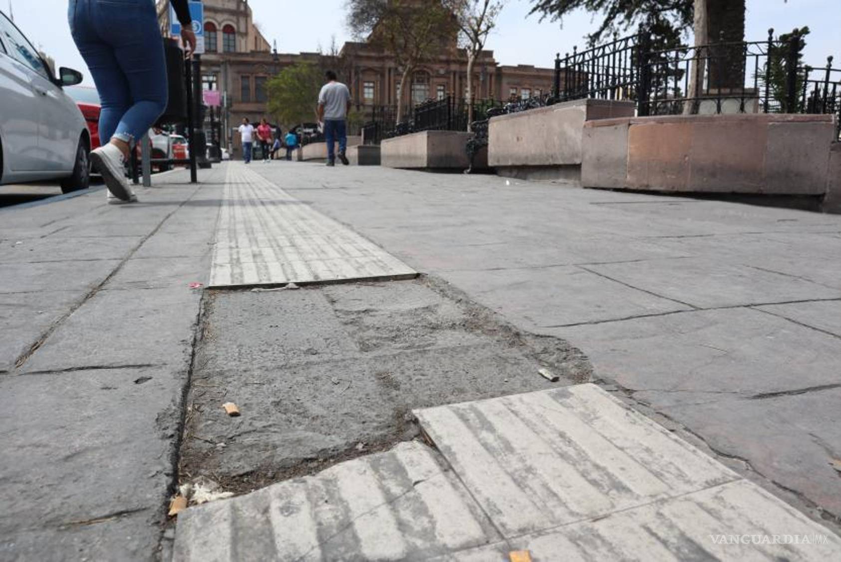 $!La línea podotáctil está presente en varias otras calles del Centro Histórico, mientras que los semáforos auditivos solamente en Victoria y Allende.