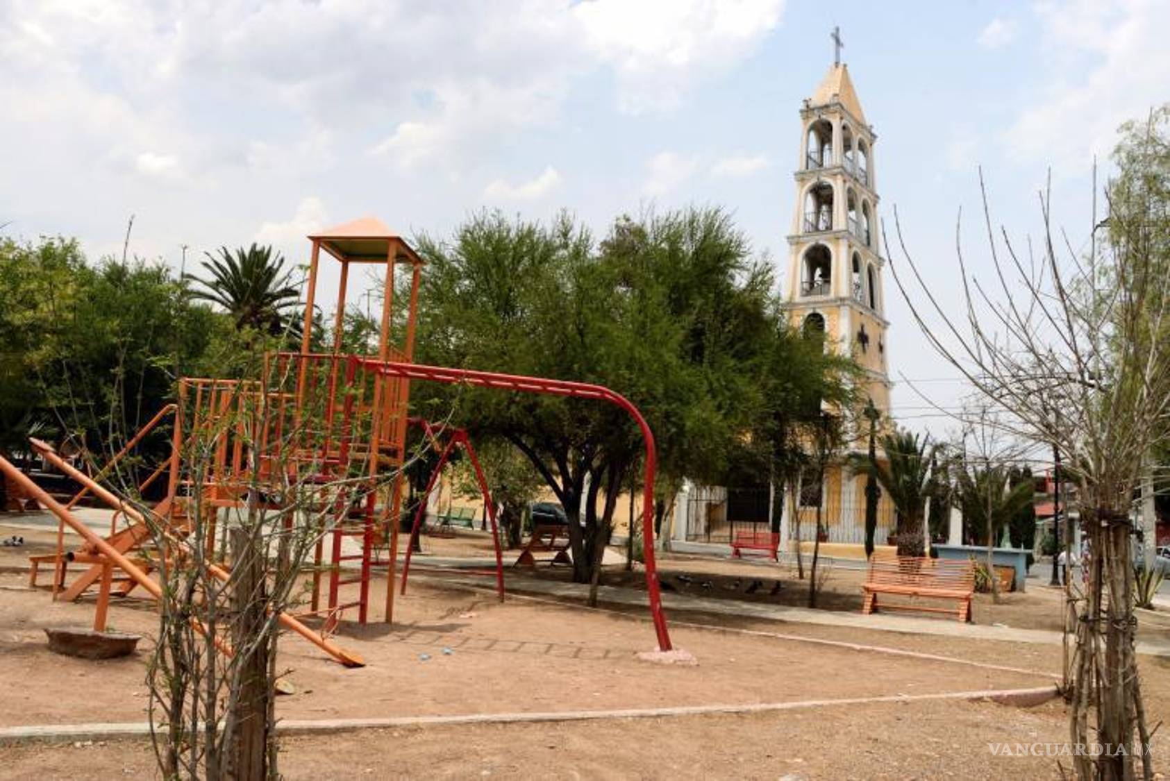 $!Don Pancho recuerda cómo, antes de la construcción del templo de la Parroquia de la Sagrada Familia, ya cuidaba el terreno donde hoy se encuentra la plaza.