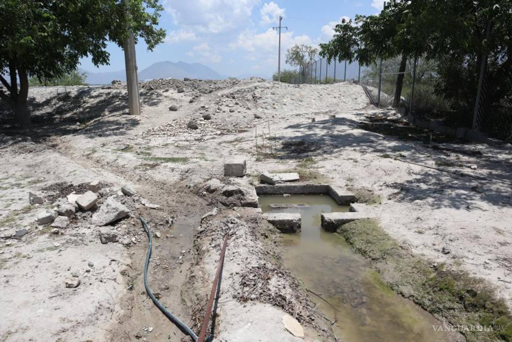 $!A espaldas de su casa, ubicada en las faldas de la Sierra de Zapalinamé, cerca del bulevar Fundadores, Molina encausó una pequeña acequia.