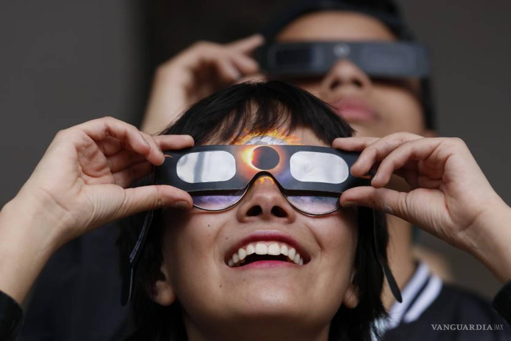 $!Las sonrisas se dibujaron en el rostro de los ciudadanos que pudieron apreciar el eclipse “anillo de fuego”.