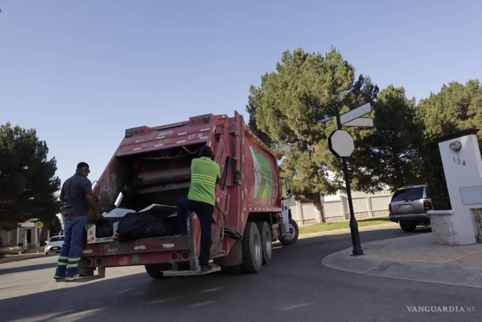 $!El camión de recolección de basura inicia su recorrido en el turno matutino, a las 07:00 horas, abarcando diferentes zonas de la ciudad según los días de la semana.