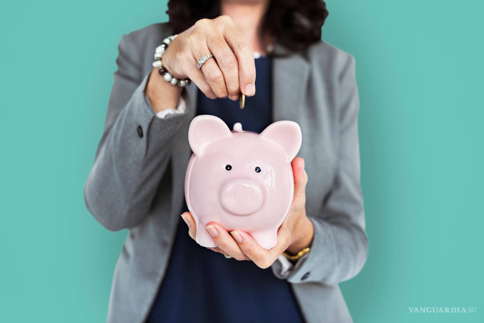 $!Ahorrar antes de gastar, en vez de gastar el dinero y destinar la suma remanente al ahorro, es uno de los mejores hábitos que podemos adoptar para erradicar el estrés y la ansiedad financieros.