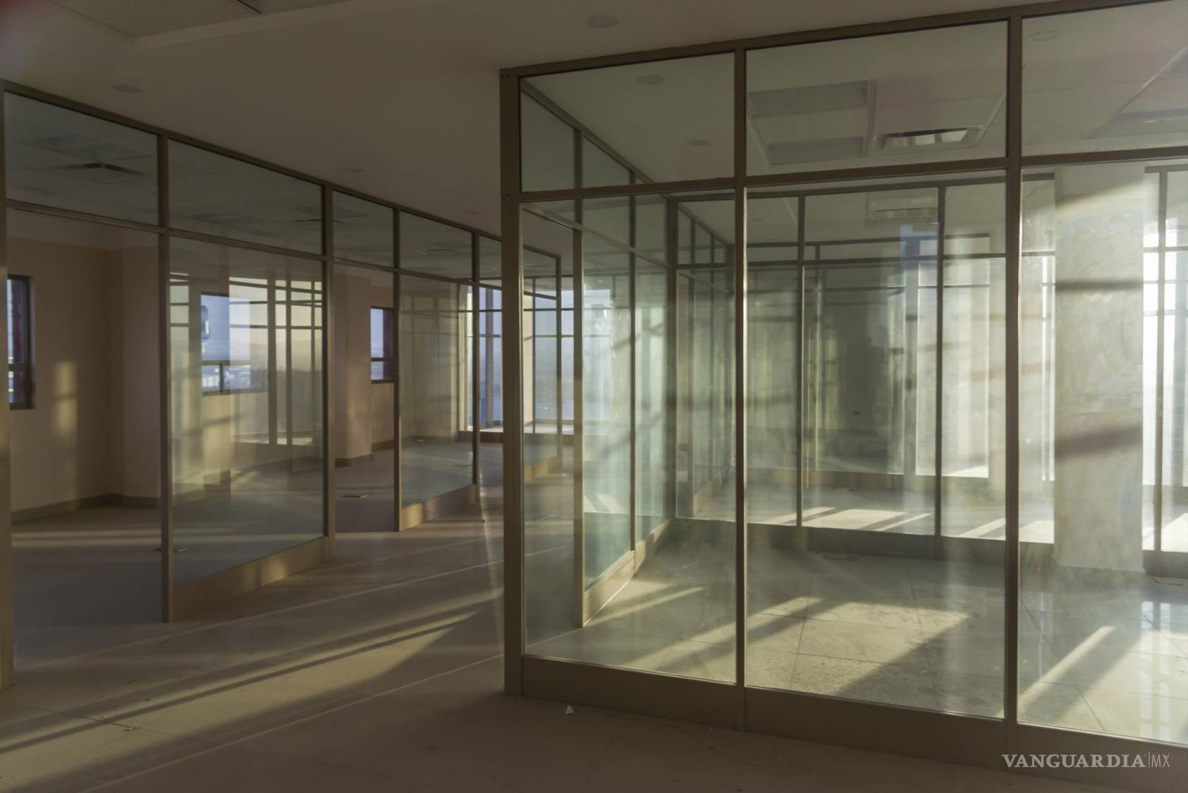 $!El edificio que alberga aulas de estudio no cuenta todavía con cancelería, puertas, ventanas, pintura, acabados ni tampoco con servicios básicos.