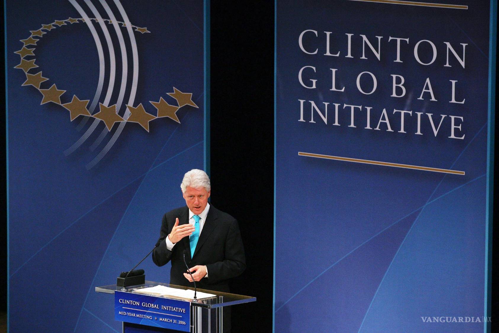 $!El expresidente estadounidense Bill Clinton en el podio durante una reunión de la Clinton Global Initiative en marzo de 2006.