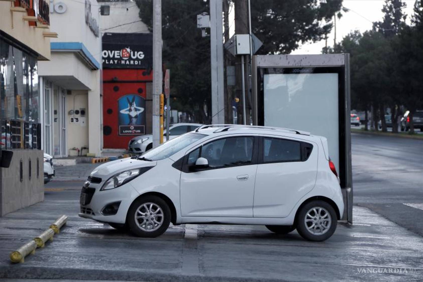 $!El espacio para el peatón es mínimo en muchos lugares.