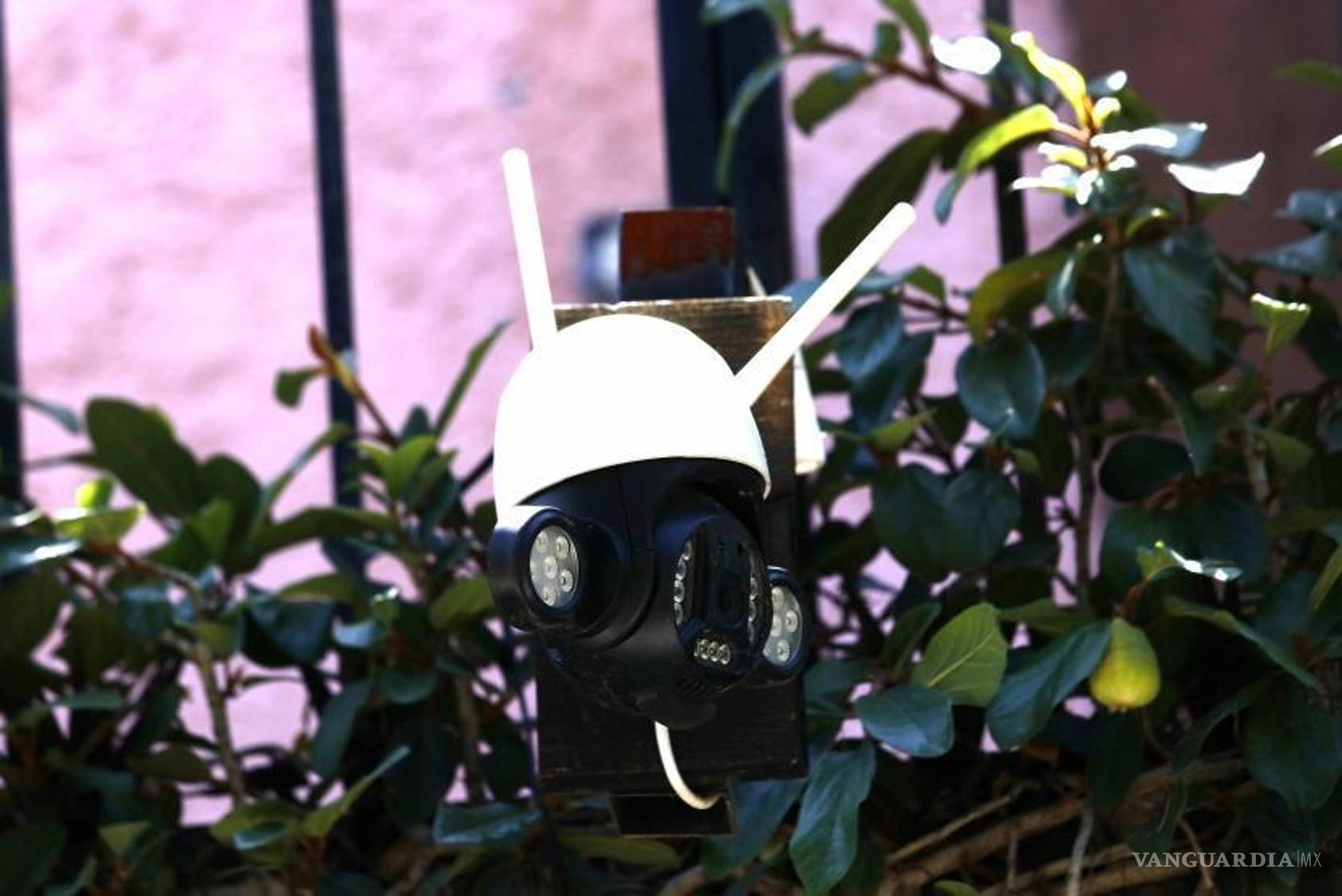 $!El vecino también instaló cámaras de seguridad y una alarma de movimiento en el parque contiguo a su casa, molestando a los habitantes de la zona.