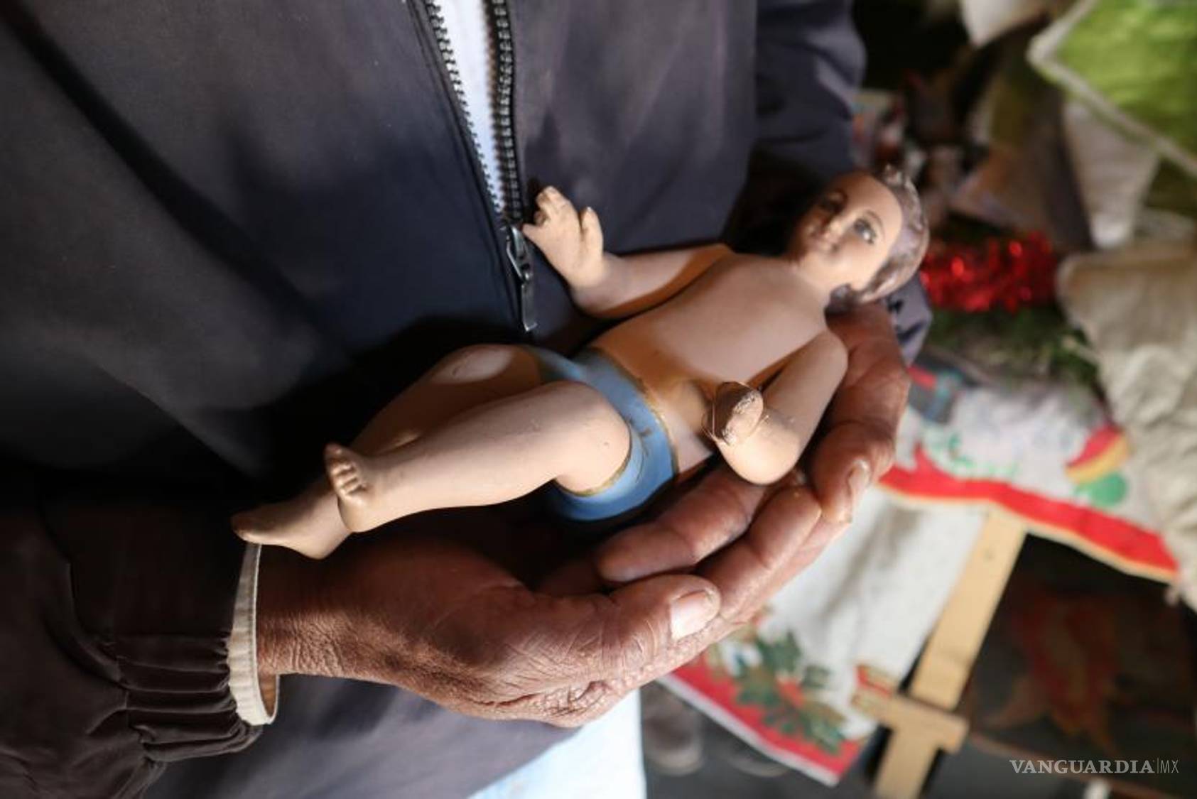 $!Don Leo tiene un niño Dios de madera que, asegura, vale mucho.