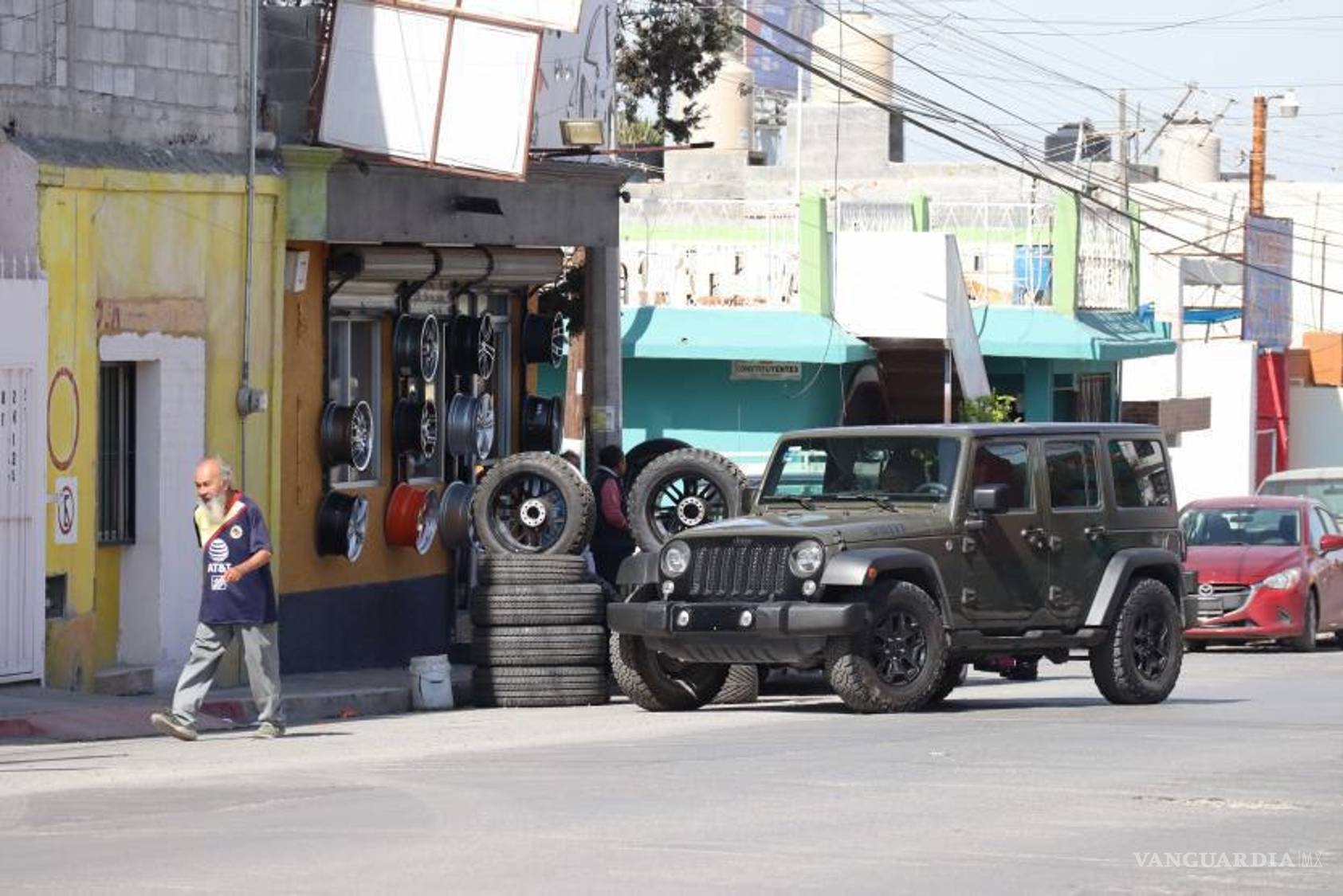 $!Tanto el espacio destinado para peatones como el propio arroyo vehicular se apreciaron ocupados por llantas o rines que los negocios colocan en las afueras.