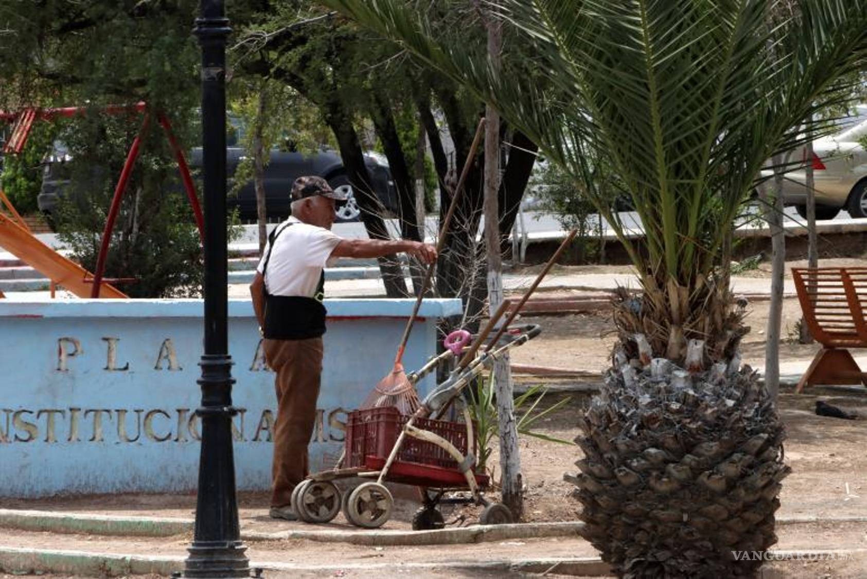 $!A sus 91 años, Don Pancho se ha convertido en un referente de dedicación y servicio para los vecinos de la colonia Panteones en Saltillo.