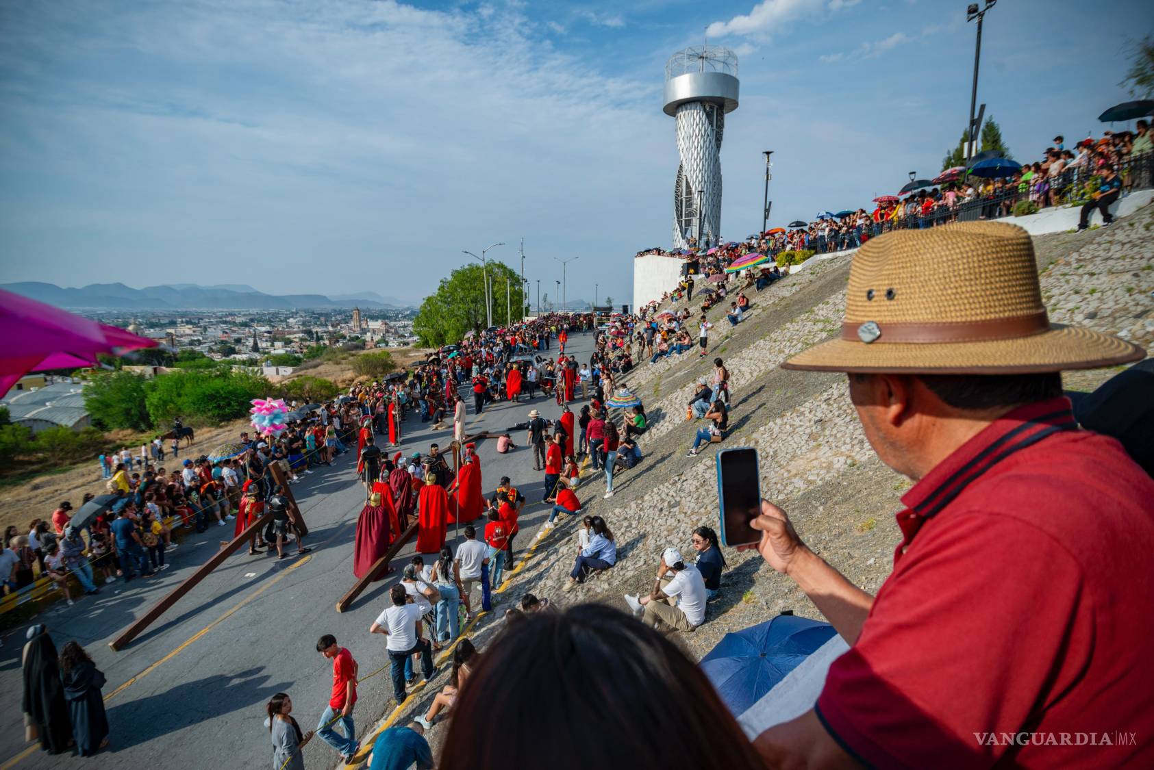 $!Niños y adultos disfrutaron de la impactante representación, capturando momentos con sus cámaras.