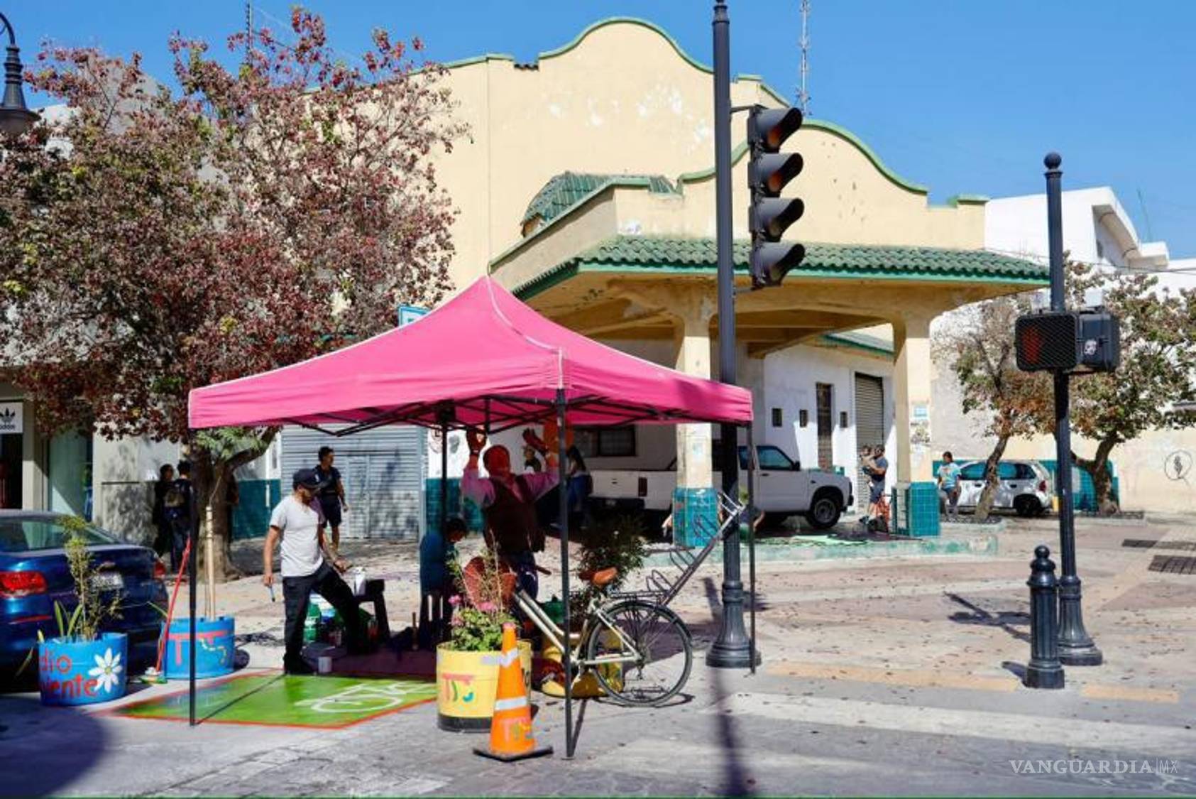 $!Transporte Digno Saltillo reinstaló un cicloestacionamiento y una zona de resguardo peatonal en el cruce de Victoria y Acuña.