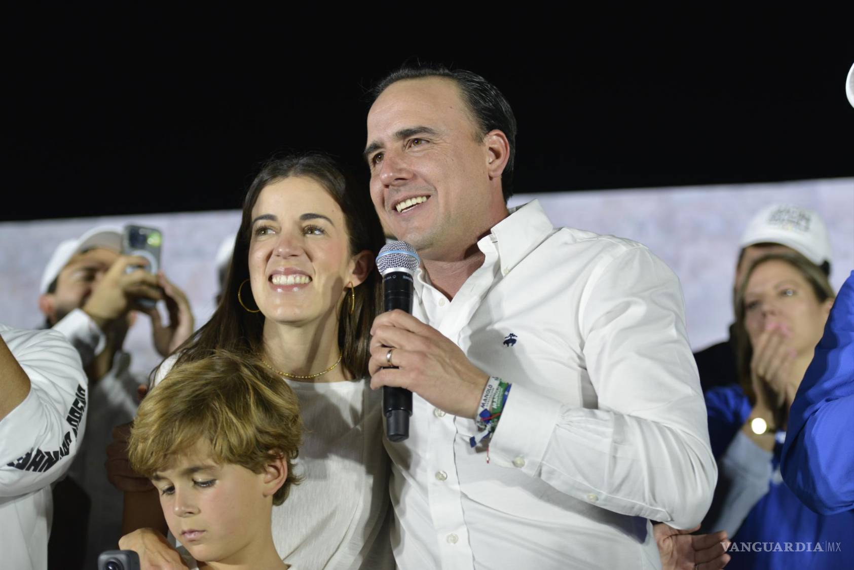 $!Al grito de “¡carro lleno!”, Jiménez celebró que según los primeros resultados del PREP los 16 distritos del estado tuvieron mayoría de la coalición tripartita.