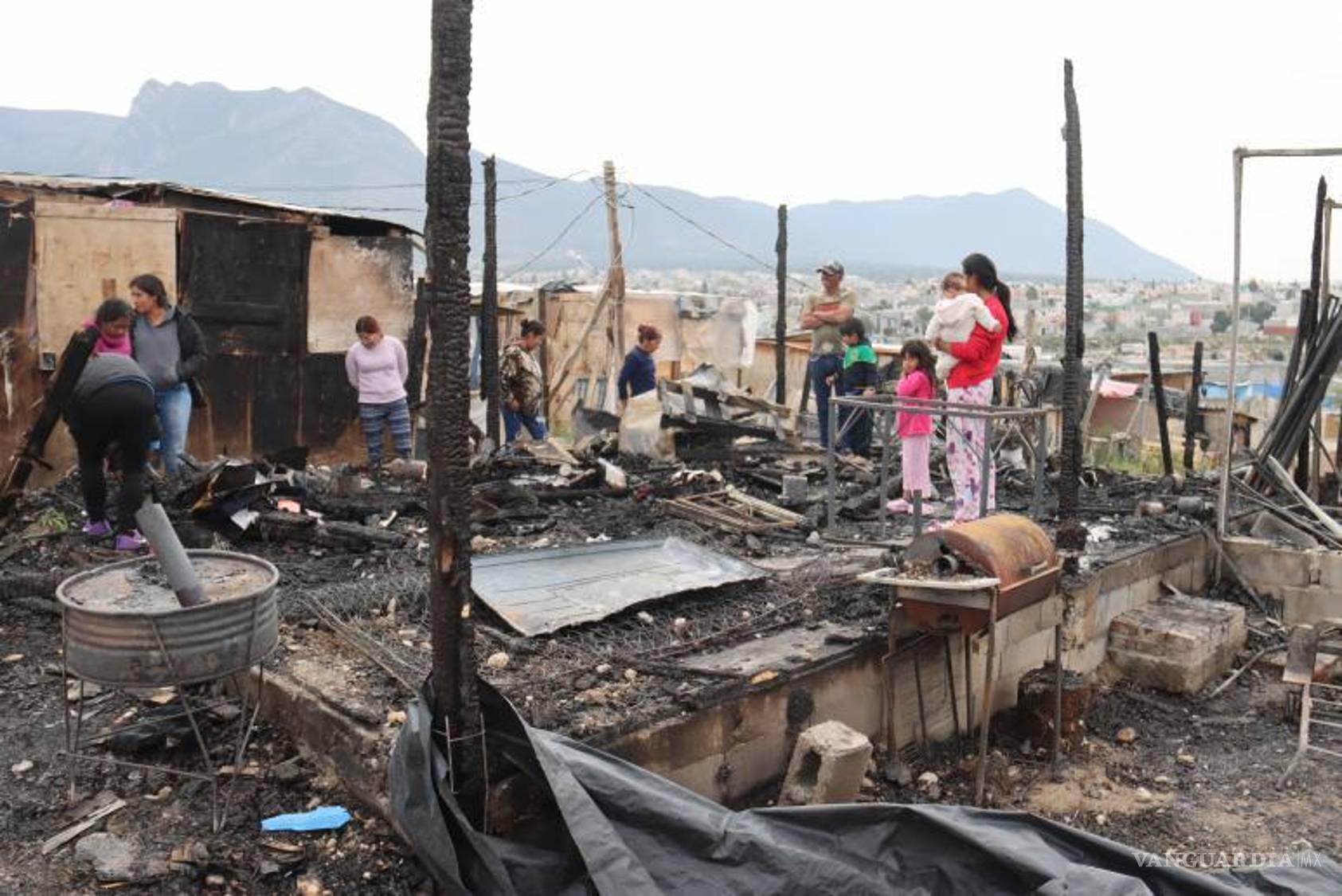 $!Todo quedó convertido en cenizas, a pesar de la rápida intervenci