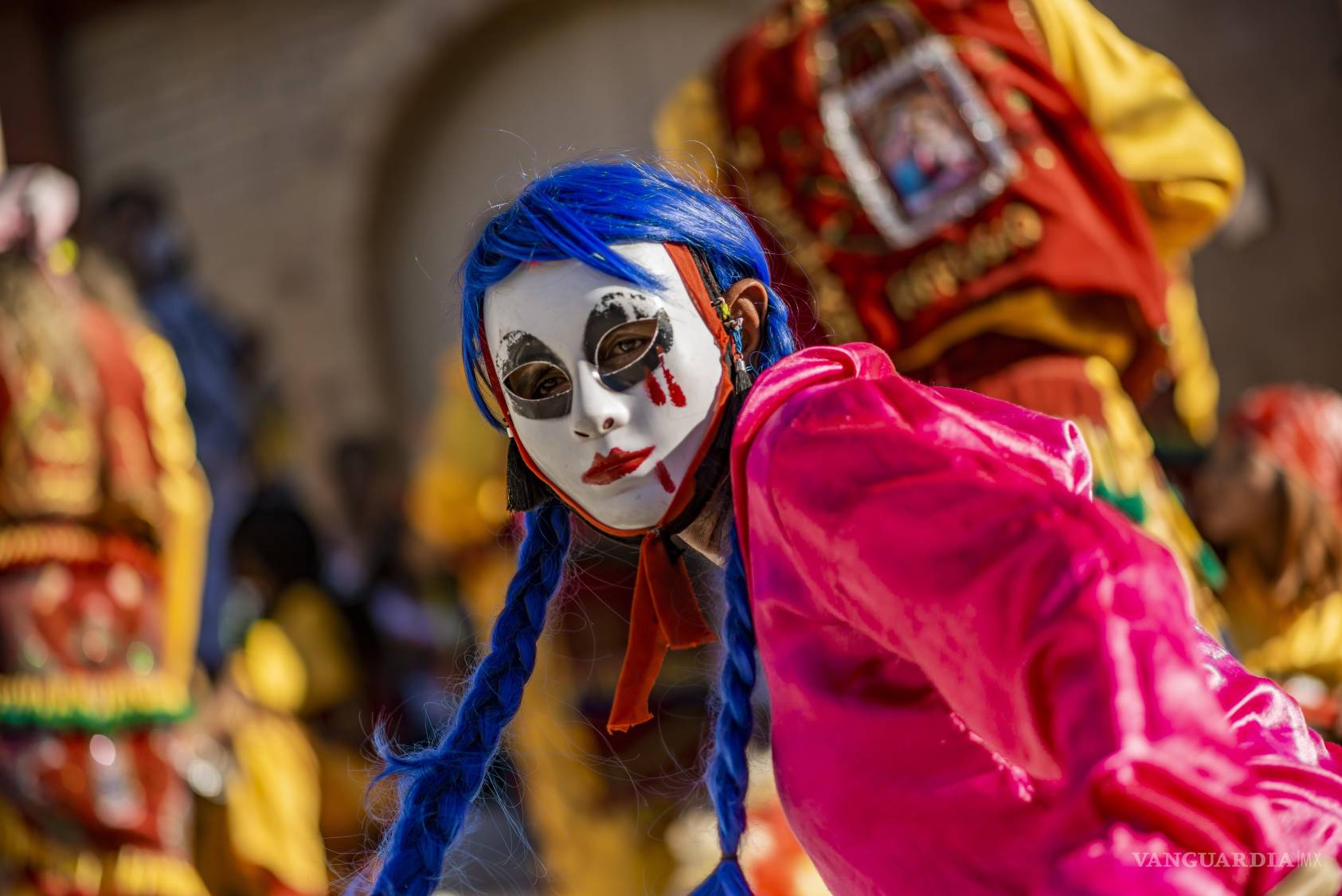 $!Cada grupo tiene un viejo sabio que lleva la danza en los huesos y la memoria.