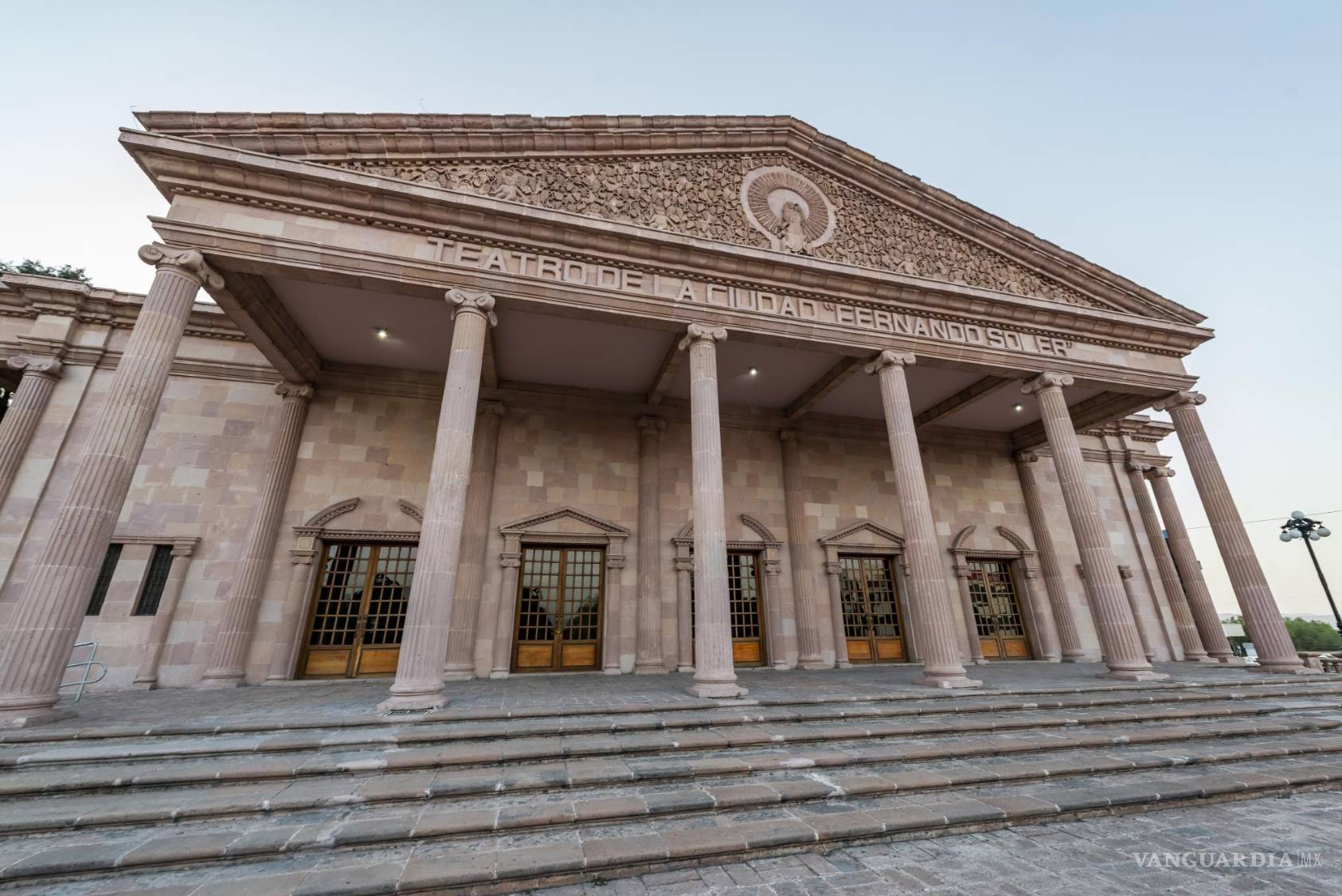 $!Seis columnas jónicas sostienen la fachada del teatro local.