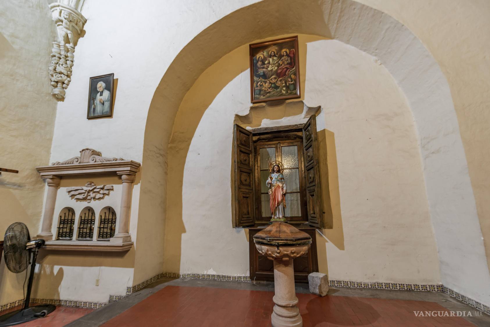 $!Frente a una pequeña imagen del peregrino, la pila bautismal conserva otra dimensión de la antigua parroquia: durante siglos, entrar a la comunidad religiosa también significó quedar inscrito en la memoria de la villa.