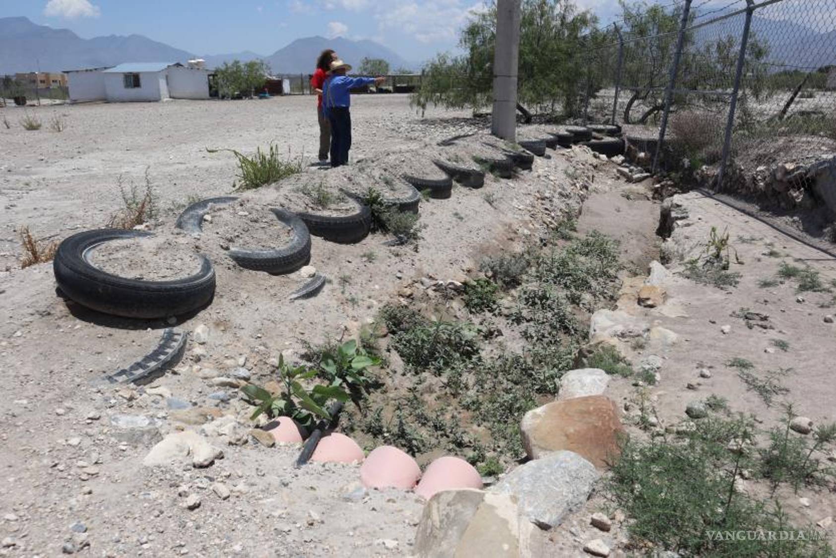 $!Respecto al uso de llantas para crear su canal, el hombre mencionó que “los rancheros que nos gusta jalar y que somos de la cultura del esfuerzo, aprovechamos lo que haya. Cuando no le puedes meter tanto recurso, haces acopio de lo que encuentras”.