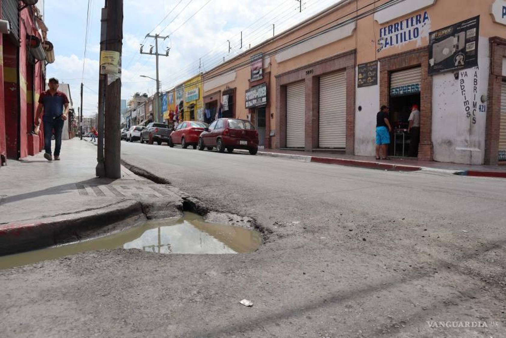 $!Los autos al pasar salpican a los transeúntes.