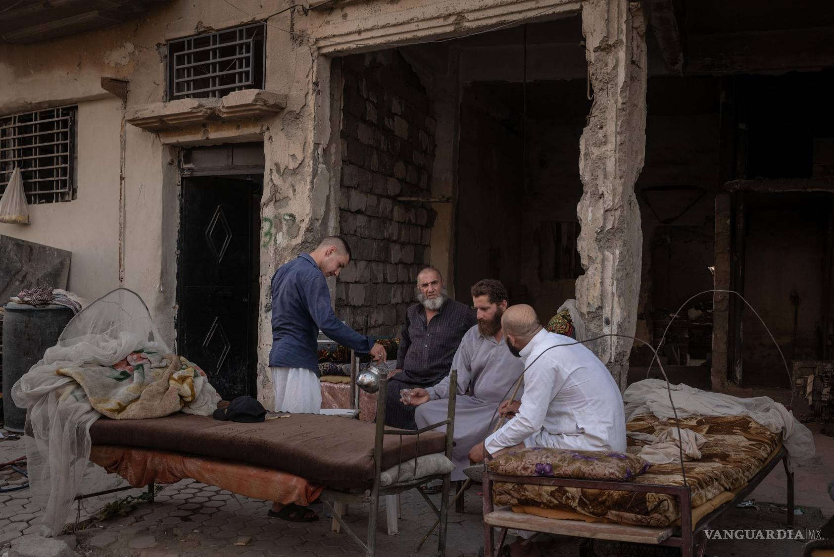 $!Algunos ciudadanos intentan recuperar la normalidad acondicionando espacios mínimos dentro de los esqueletos vacíos de sus antiguos edificios.