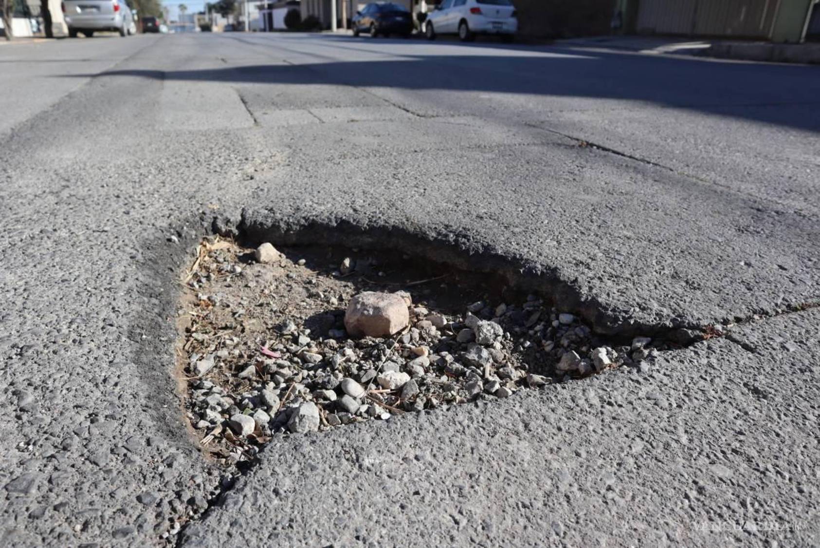 $!Ciudadanos de Saltillo consideran que los baches en las calles de la ciudad son una problemática que aqueja a la comunidad.