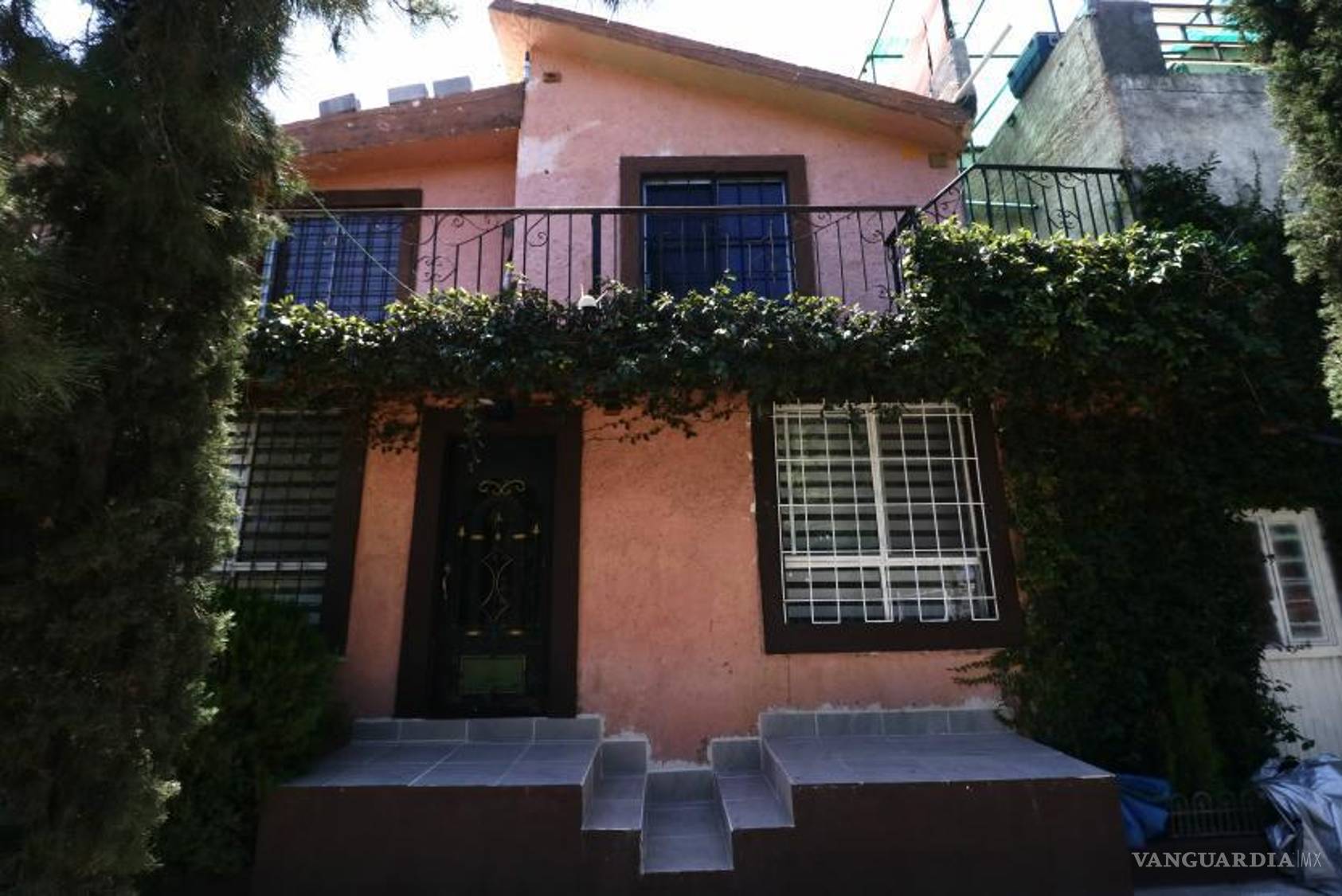 $!La puerta principal de la residencia del vecino, esta ubicada en la calle Cartagena, sin embargo realizo unas modificaciones en su domicilio para acceder directamente al área verde de la plaza pública.