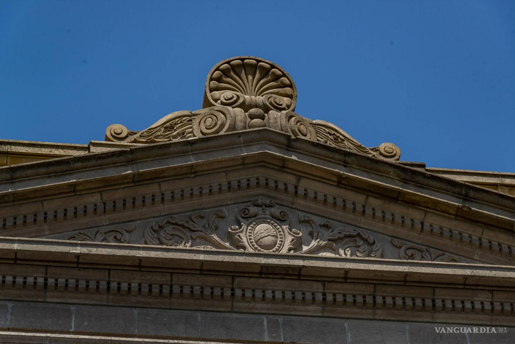 $!Detalles en la fachada del edificio en abandono.