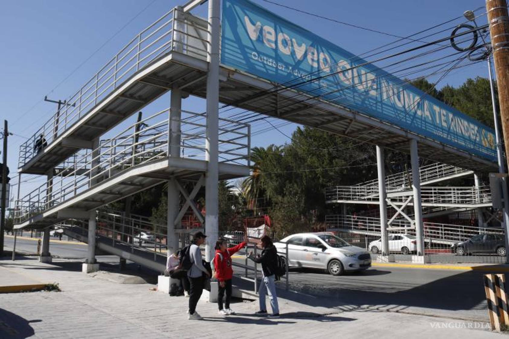 $!Los peatones deben usar los puentes peatonales.