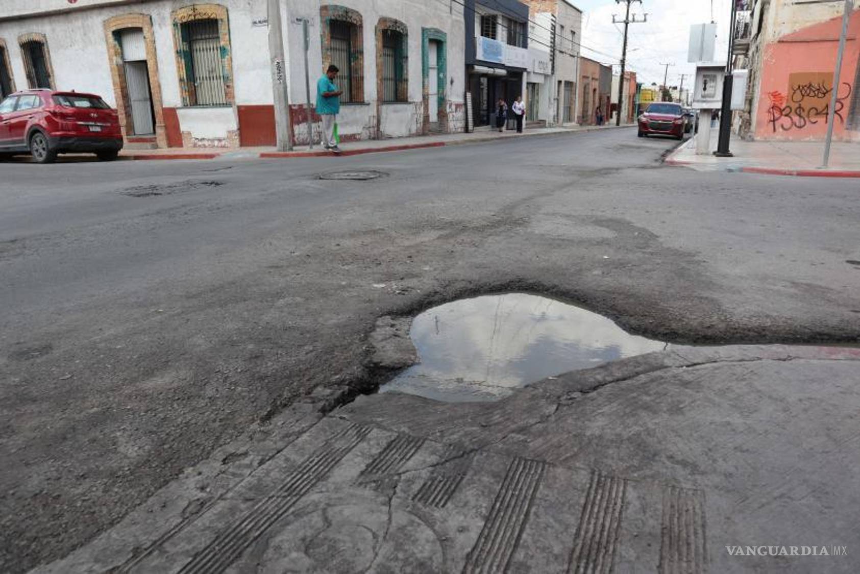 $!El pestilente charco tiene mucho tiempo en ese sitio.
