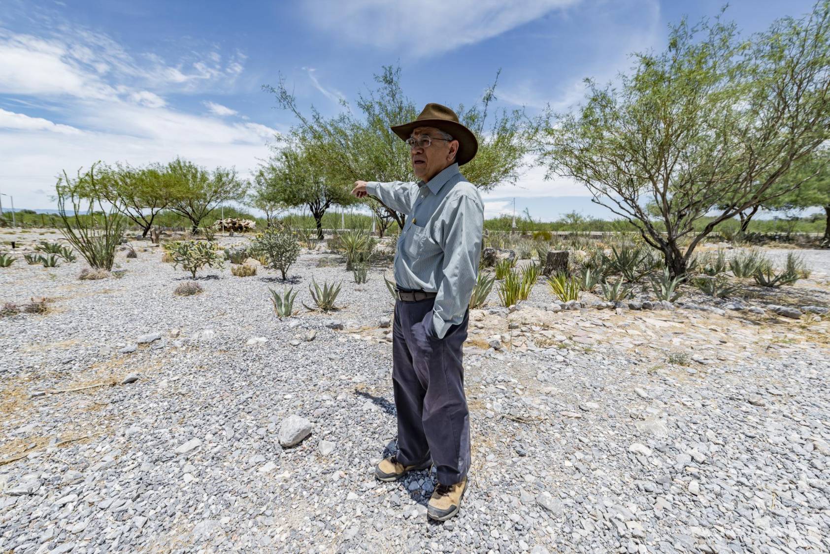 $!Salvador Hernández Vélez, exrector y promotor del CIJE, junto a especies donadas desde Tomás Garrido Canabal.