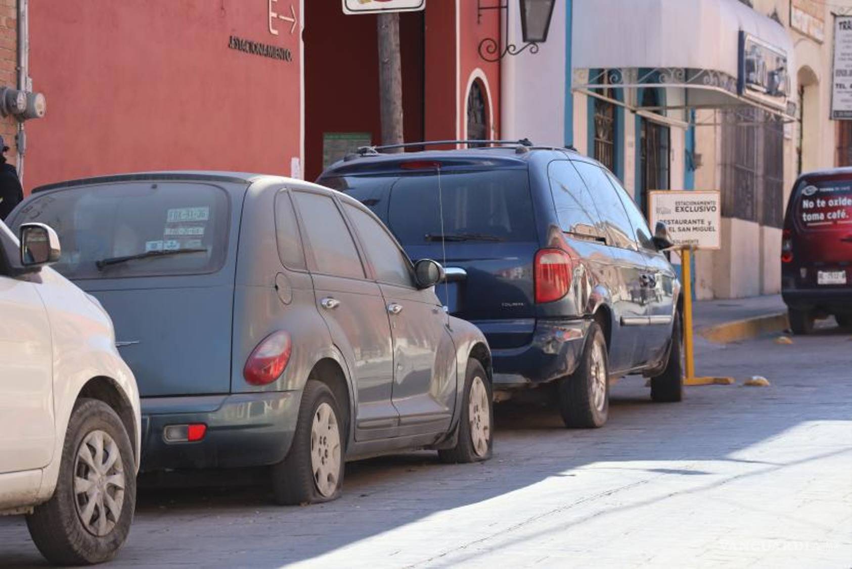 $!La camioneta compacta está sucia y tiene todas las llantas ponchadas, por lo que locatarios cercanos consideran urgente retirarla.