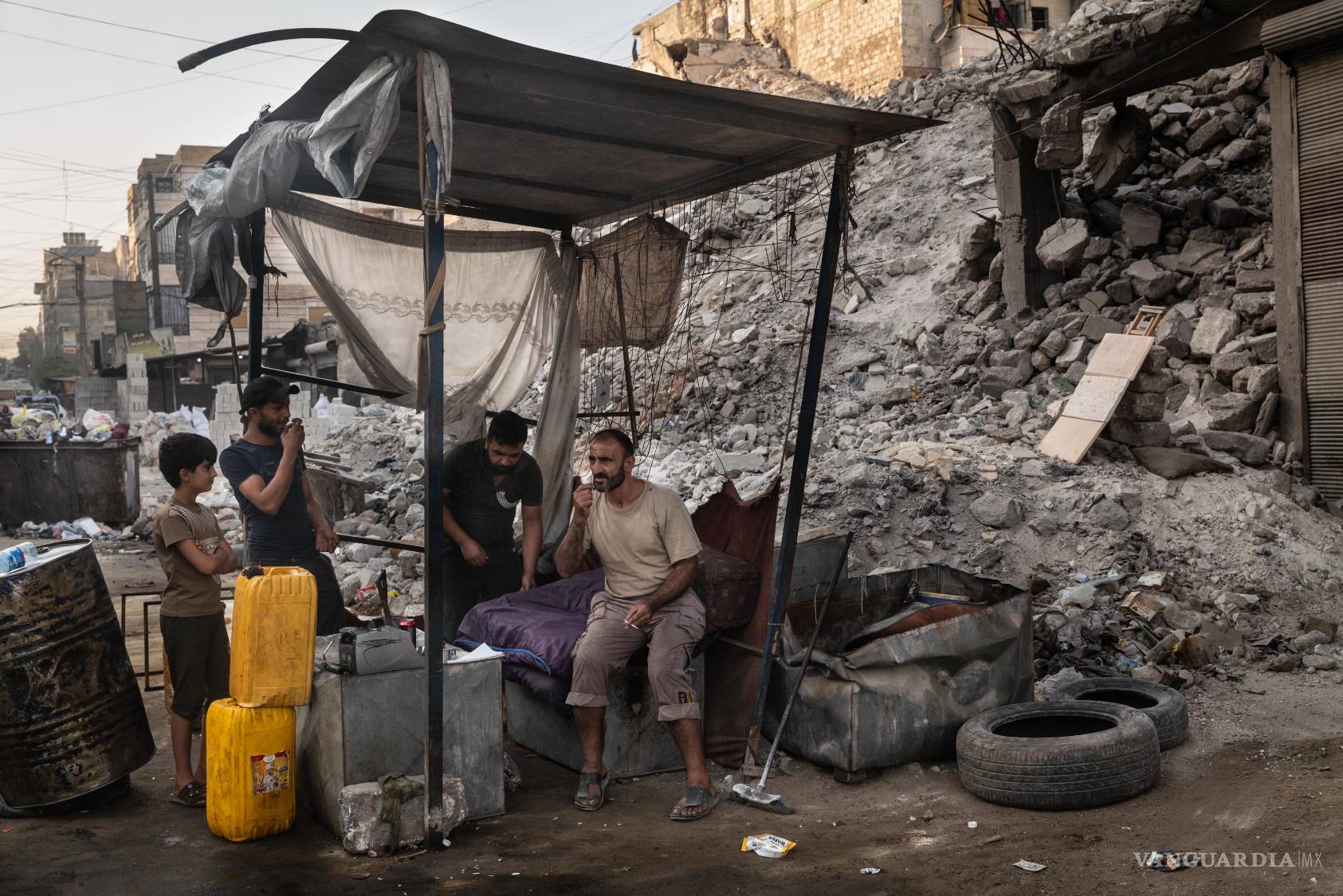 $!Los pequeños comerciantes locales son los primeros en intentar levantar sus negocios, aunque advierten que el proceso será extremadamente lento.