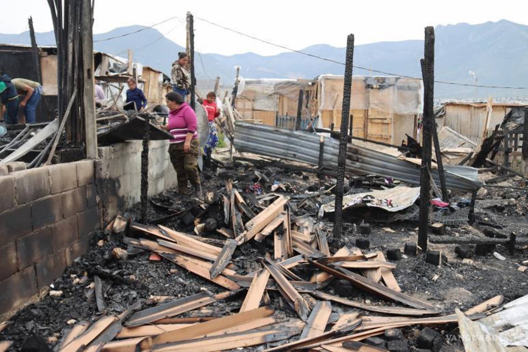 $!Un cortocircuito redujo a cenizas dos viviendas de la colonia Hacienda Las Isabeles.