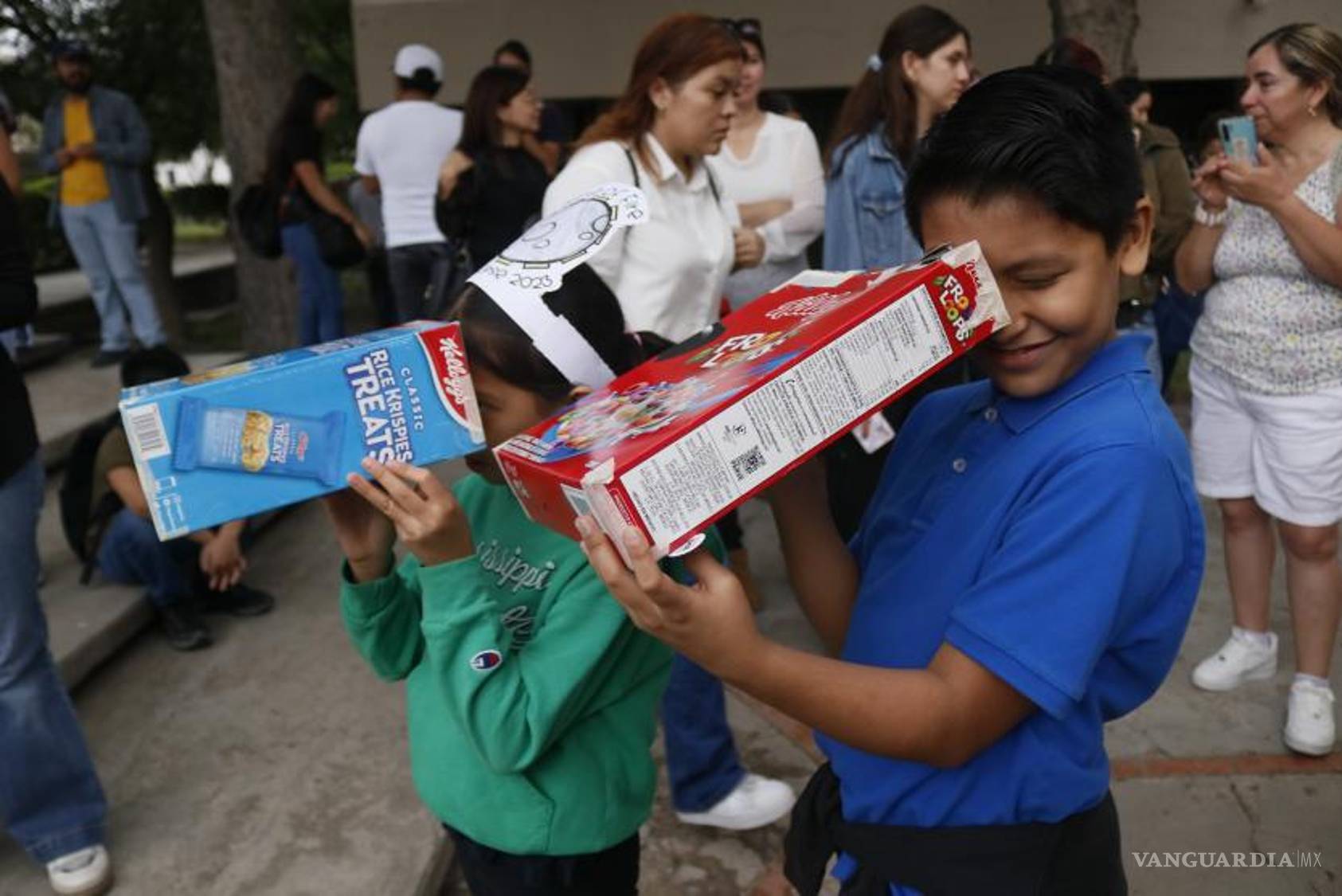 $!Bruno y Emma se decepcionaron un poco por las nubes que impidieron la apreciación del eclipse, pero aun así no dejaron de mostrar interés por el fenómeno.