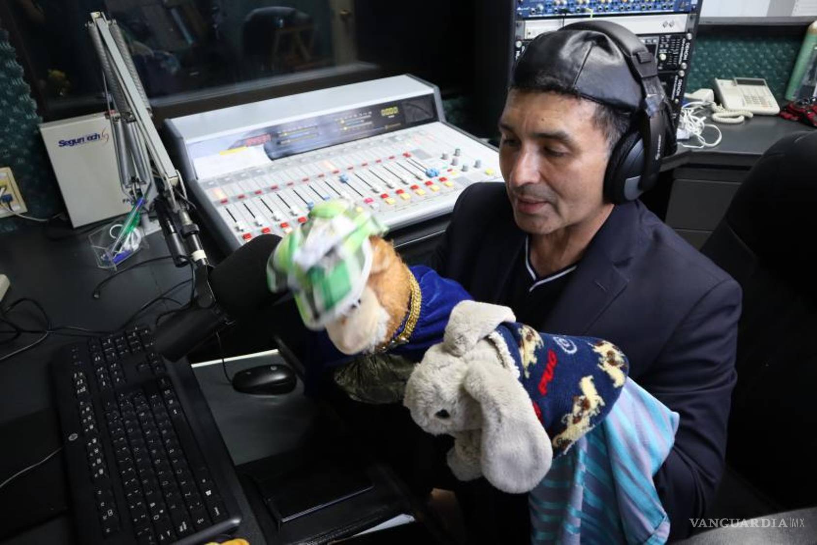 $!Noé destacó la importancia de la lectura en su carrera y recomendó a todo mundo leer siempre.